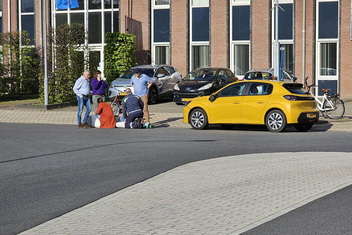 Fietser gewond bij botsing met auto