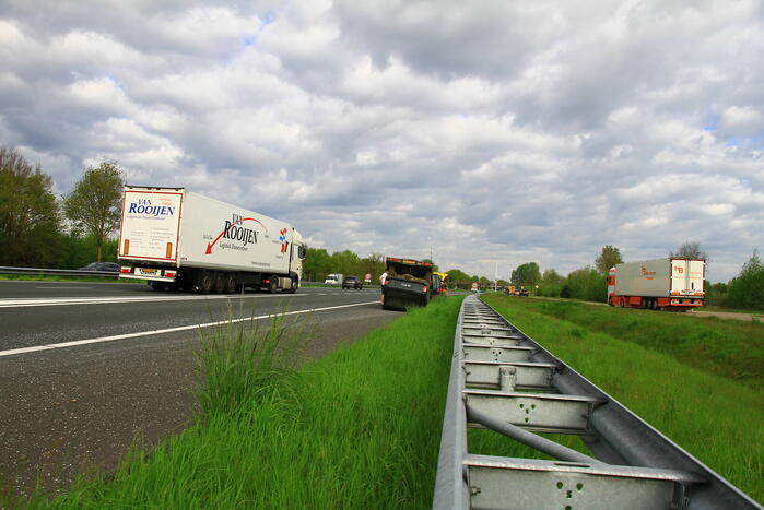 Jeep op aanhanger belandt op de kop
