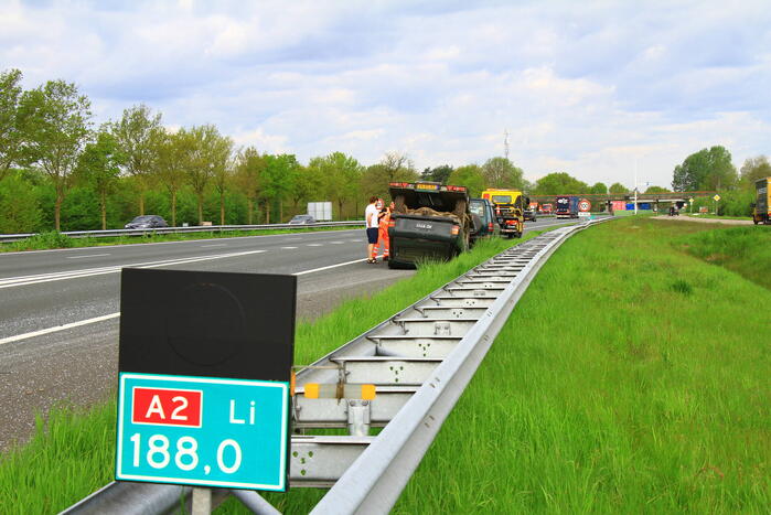 Jeep op aanhanger belandt op de kop