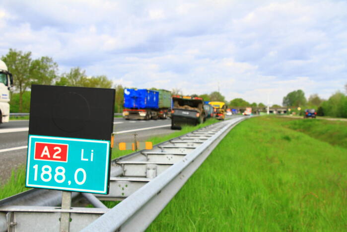 Jeep op aanhanger belandt op de kop