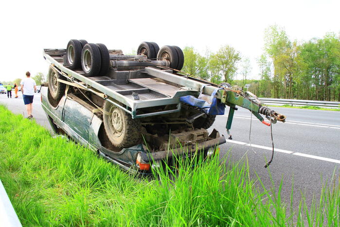 Jeep op aanhanger belandt op de kop