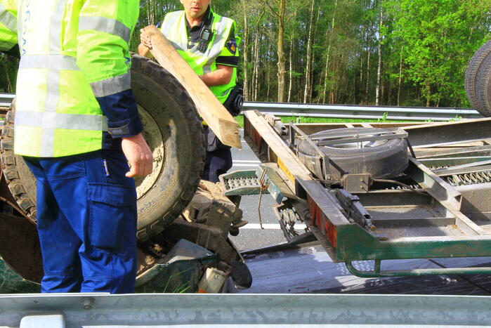 Jeep op aanhanger belandt op de kop