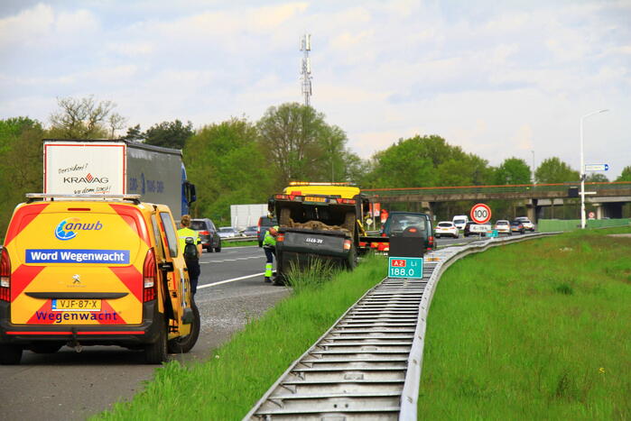Jeep op aanhanger belandt op de kop