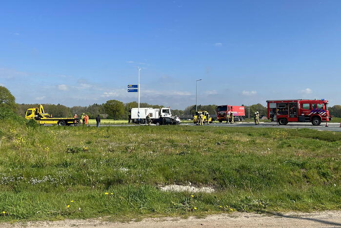 Auto in brand gevlogen op rotonde