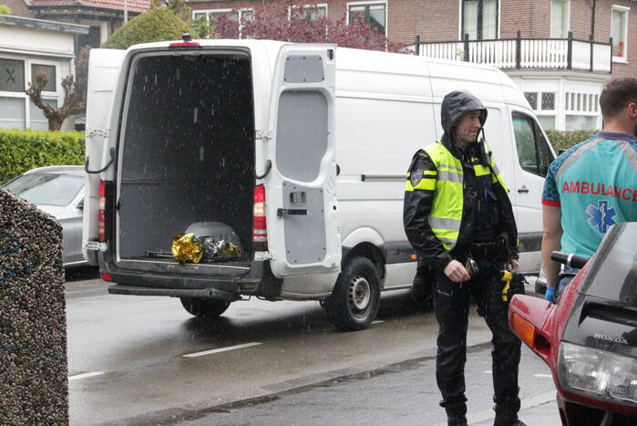 Scooter botst achterop bestelbus