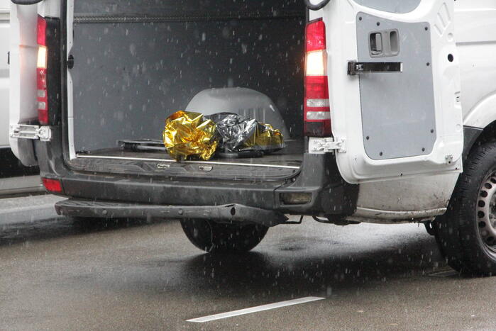 Scooter botst achterop bestelbus