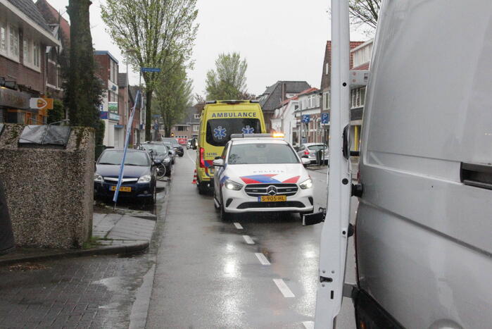 Scooter botst achterop bestelbus