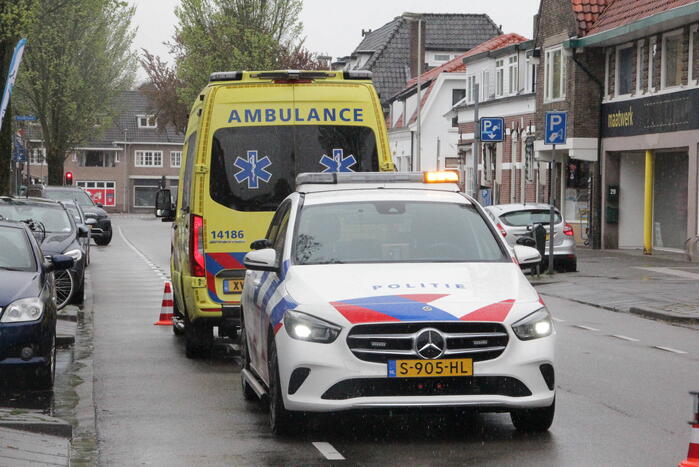 Scooter botst achterop bestelbus