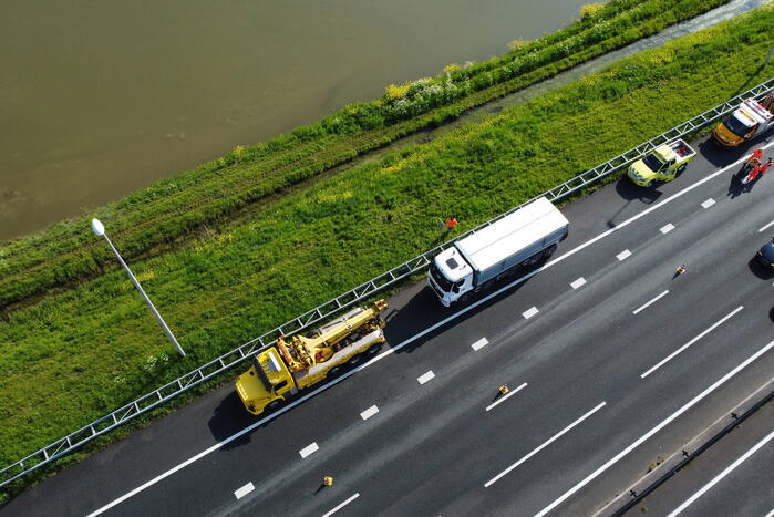 Vrachtwagen weggesleept na melding van brand