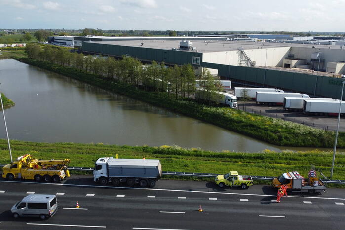 Vrachtwagen weggesleept na melding van brand