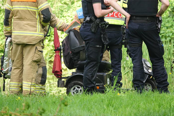 Scootmobiel-bestuurder te water