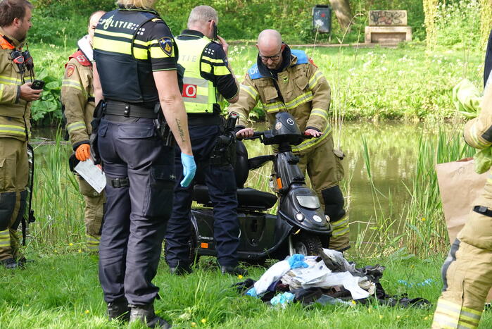Scootmobiel-bestuurder te water