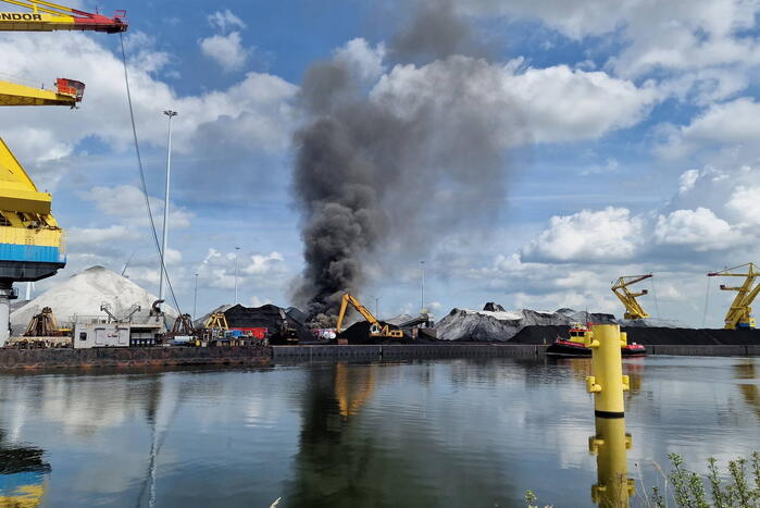 Veel rook bij grote brand bij Rietlanden Terminals