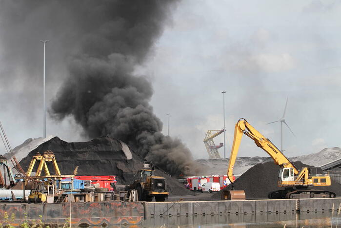 Veel rook bij grote brand bij Rietlanden Terminals