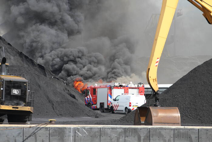 Veel rook bij grote brand bij Rietlanden Terminals