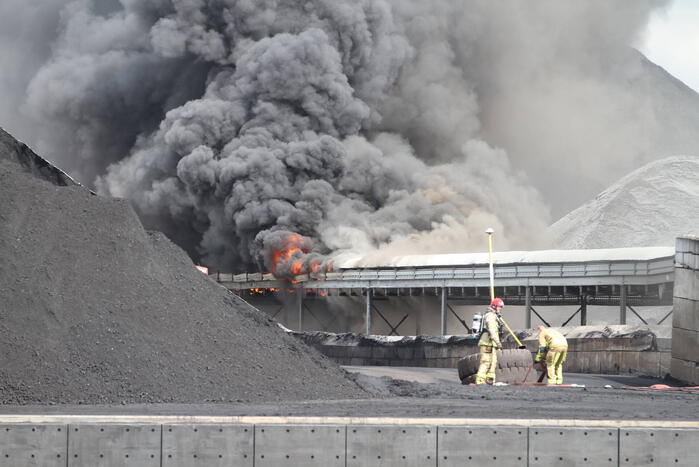 Veel rook bij grote brand bij Rietlanden Terminals