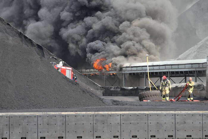 Veel rook bij grote brand bij Rietlanden Terminals