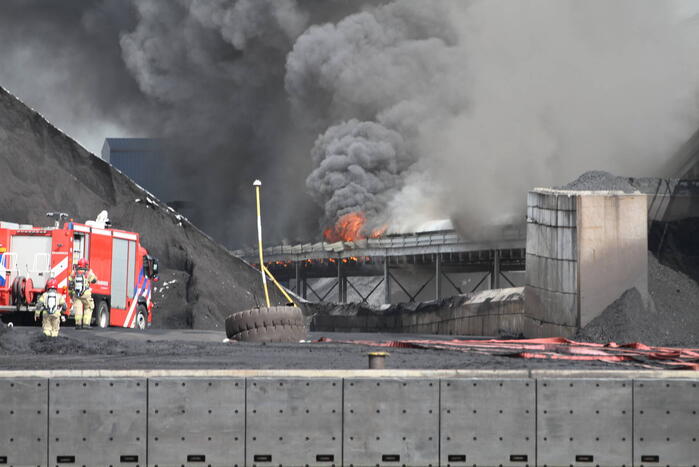 Veel rook bij grote brand bij Rietlanden Terminals