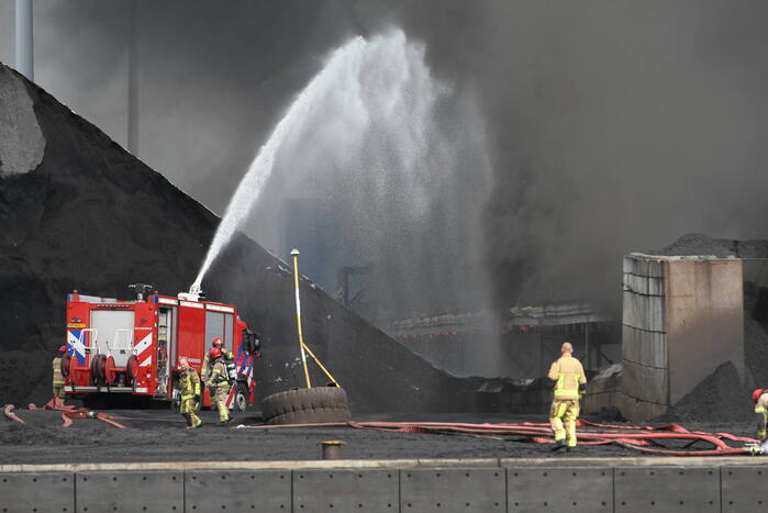 Veel rook bij grote brand bij Rietlanden Terminals