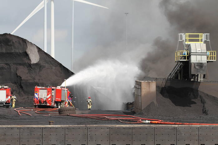 Veel rook bij grote brand bij Rietlanden Terminals