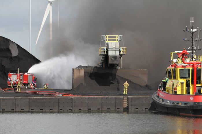 Veel rook bij grote brand bij Rietlanden Terminals