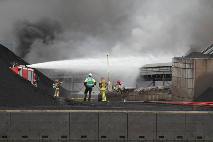 Veel rook bij grote brand bij Rietlanden Terminals