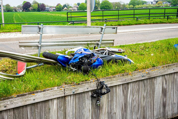 Motorrijder zwaargewond bij aanrijding met auto