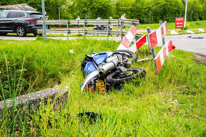 Motorrijder zwaargewond bij aanrijding met auto