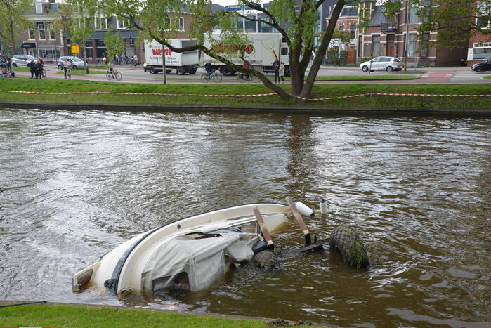 Heftruck dondert in het water op boot