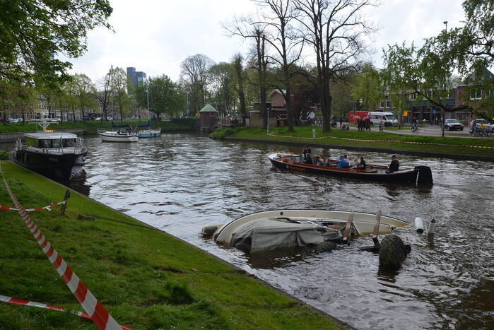 Heftruck dondert in het water op boot