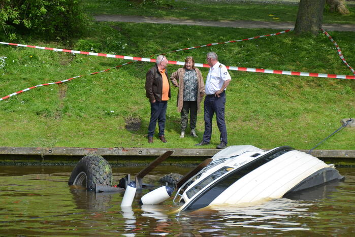 Heftruck dondert in het water op boot