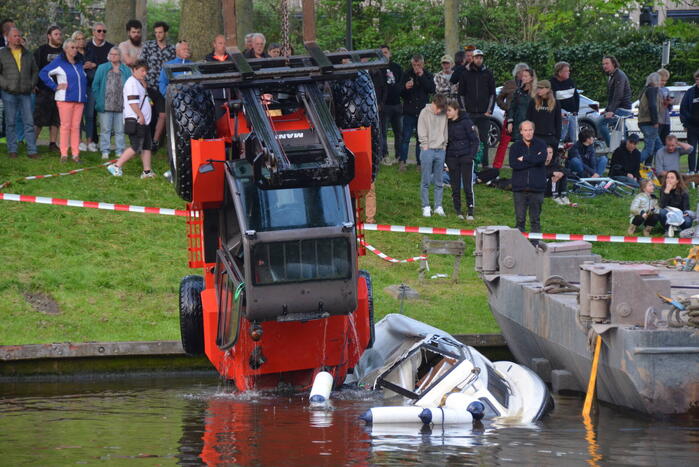 Heftruck dondert in het water op boot