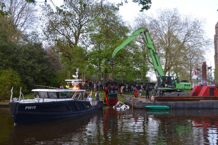 Heftruck dondert in het water op boot