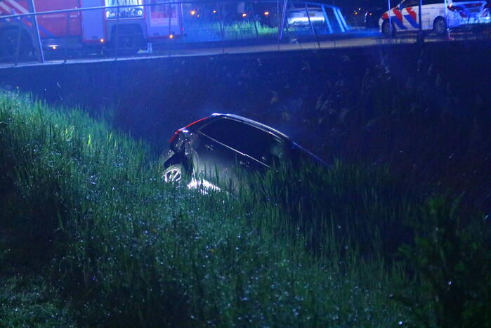 Voertuig te water na aanrijding