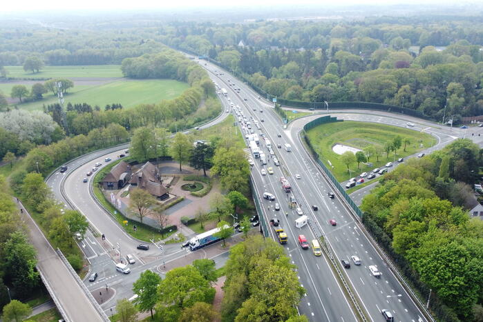 Snelweg afgesloten na gekantelde caravan