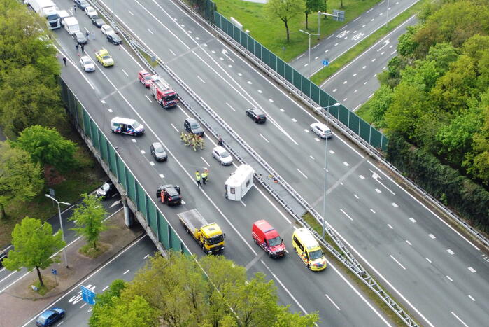 Snelweg afgesloten na gekantelde caravan
