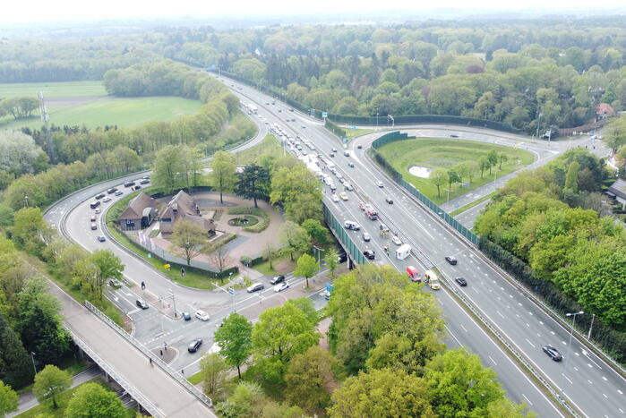 Snelweg afgesloten na gekantelde caravan