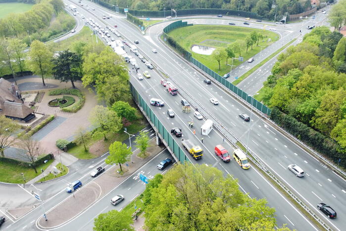 Snelweg afgesloten na gekantelde caravan