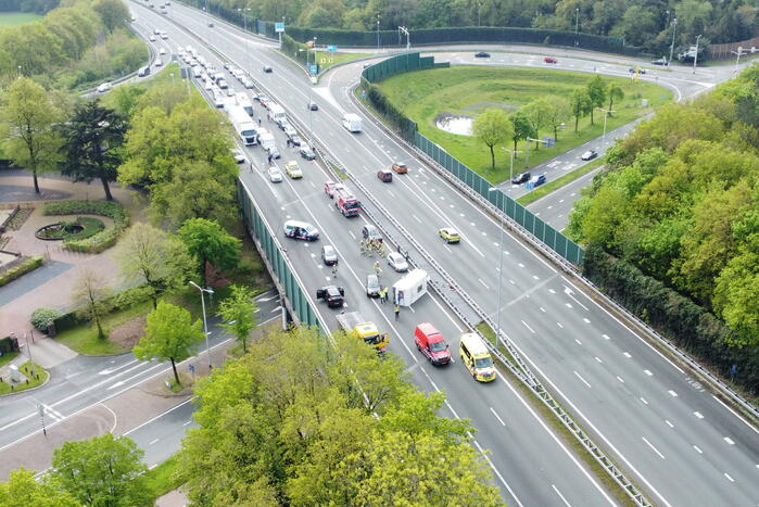 Snelweg afgesloten na gekantelde caravan
