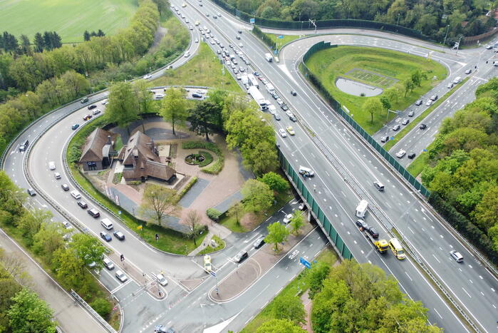 Snelweg afgesloten na gekantelde caravan