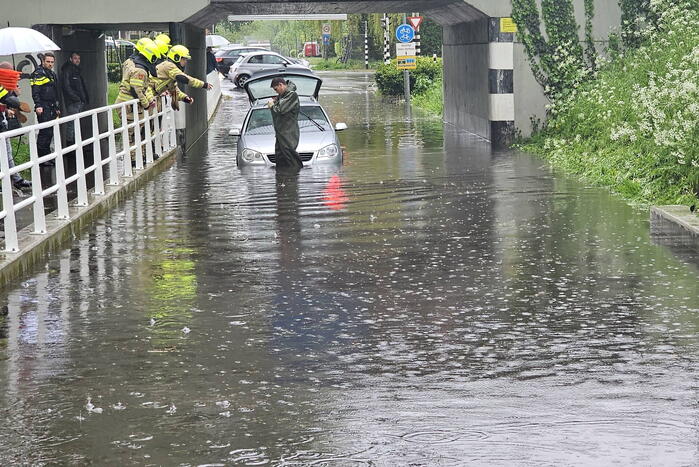 Auto komt vast te zitten in ondergelopen spoorviaduct