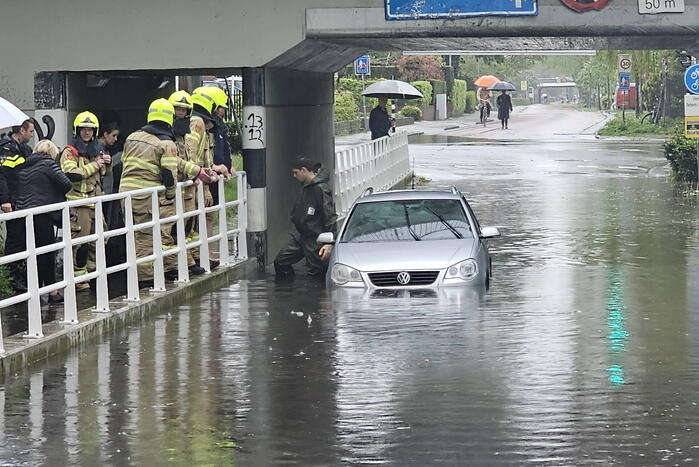 Auto komt vast te zitten in ondergelopen spoorviaduct