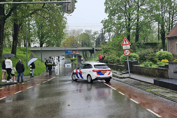 Auto komt vast te zitten in ondergelopen spoorviaduct