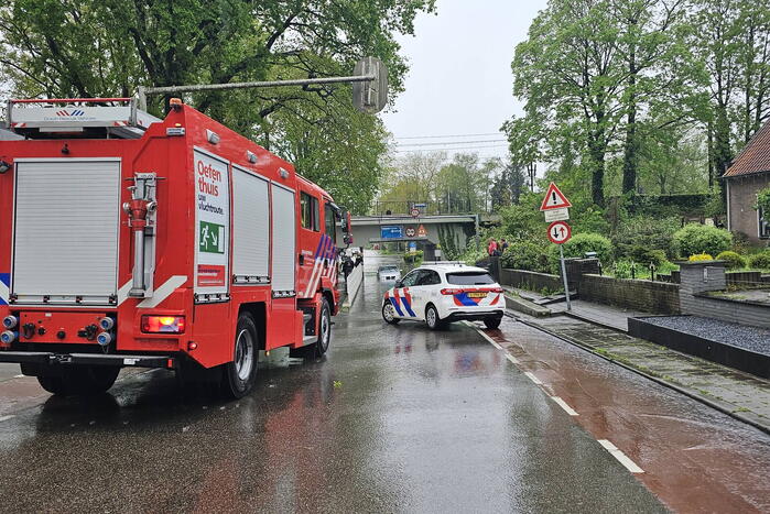 Auto komt vast te zitten in ondergelopen spoorviaduct