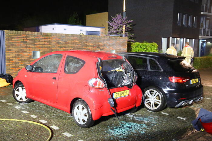 Meerdere voertuigen beschadigd na brand