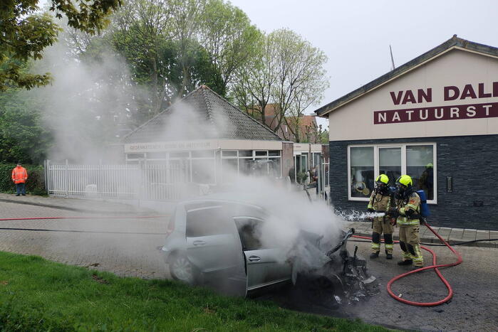Auto vliegt spontaan in brand op oprit