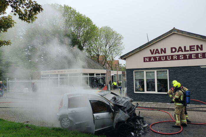 Auto vliegt spontaan in brand op oprit