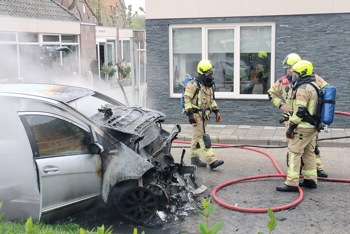 Auto vliegt spontaan in brand op oprit