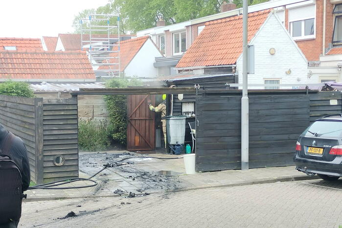 Auto vliegt spontaan in brand op oprit