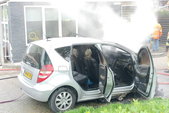 Auto vliegt spontaan in brand op oprit